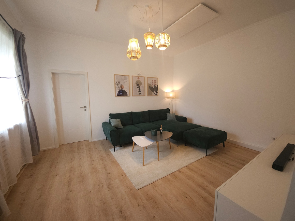 Wohnzimmer mit grüner Couch