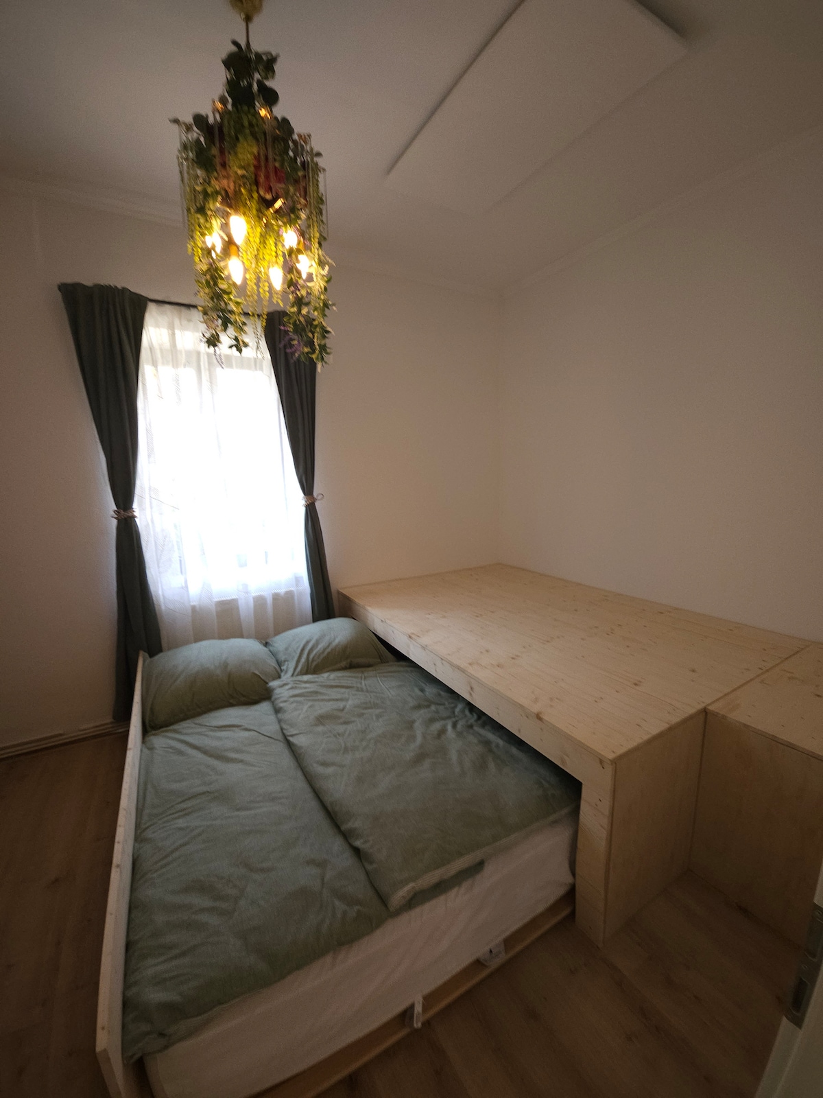 Schlafzimmer mit Podestbett