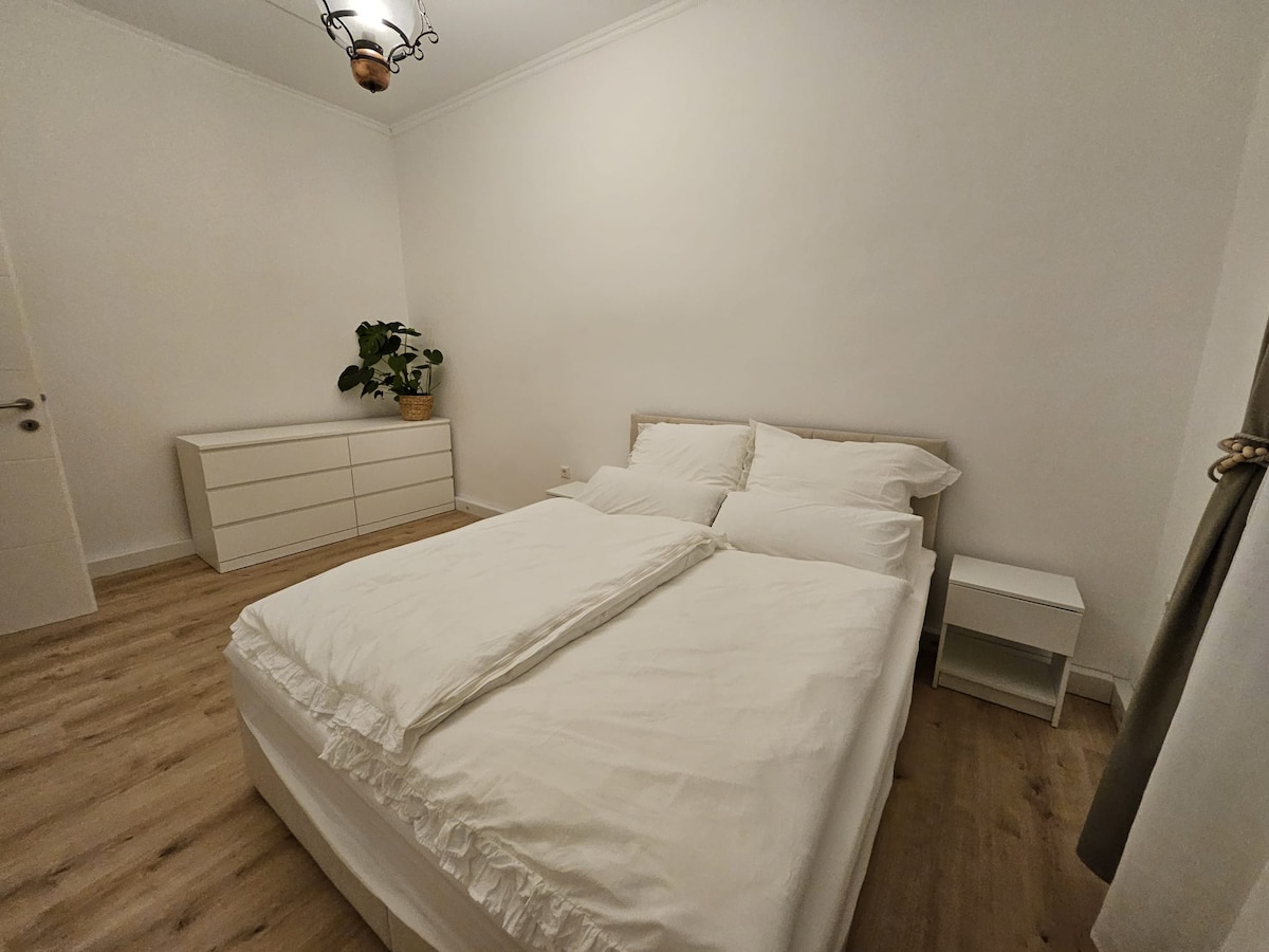 Schlafzimmer mit Doppelbett
