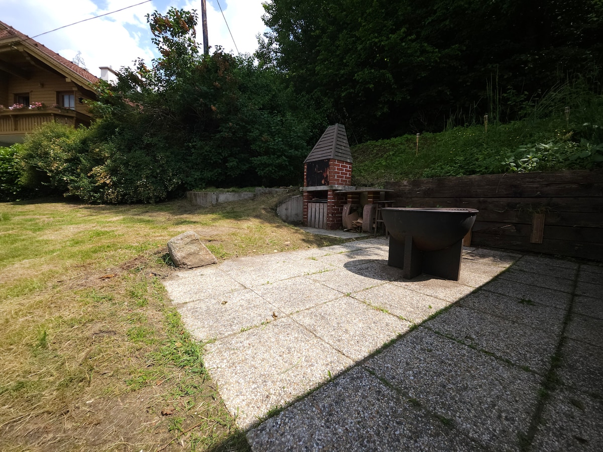 Garten mit gemauertem Griller